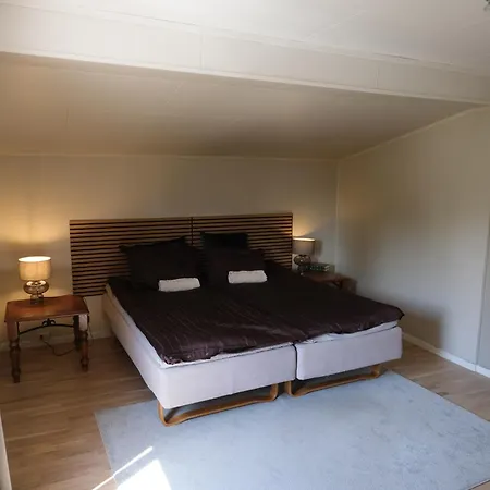 Centrally Located, 3 Bedrooms, Garden, Parking And Fast Wifi Lejlighed