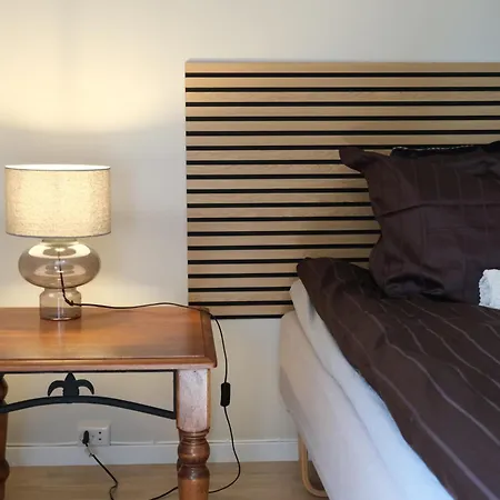 Centrally Located, 3 Bedrooms, Garden, Parking And Fast Wifi *