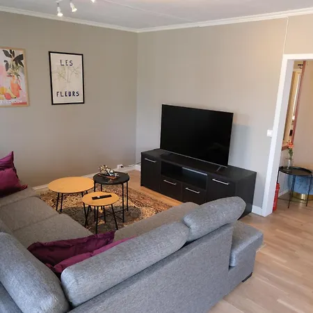 Centrally Located, 3 Bedrooms, Garden, Parking And Fast Wifi