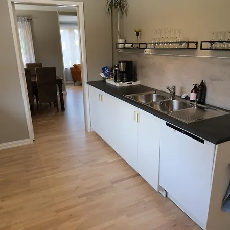 Centrally Located, 3 Bedrooms, Garden, Parking And Fast Wifi