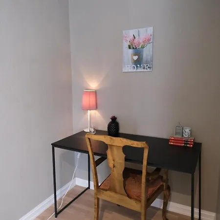 Centrally Located, 3 Bedrooms, Garden, Parking And Fast Wifi Lejlighed *