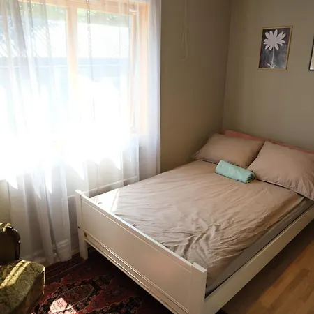 Centrally Located, 3 Bedrooms, Garden, Parking And Fast Wifi Lejlighed