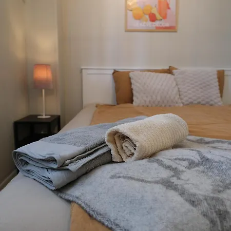 Centrally Located, 3 Bedrooms, Garden, Parking And Fast Wifi *