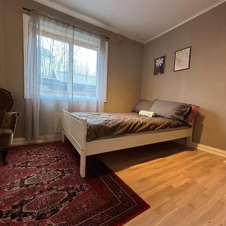 Centrally Located, 3 Bedrooms, Garden, Parking And Fast Wifi Lejlighed